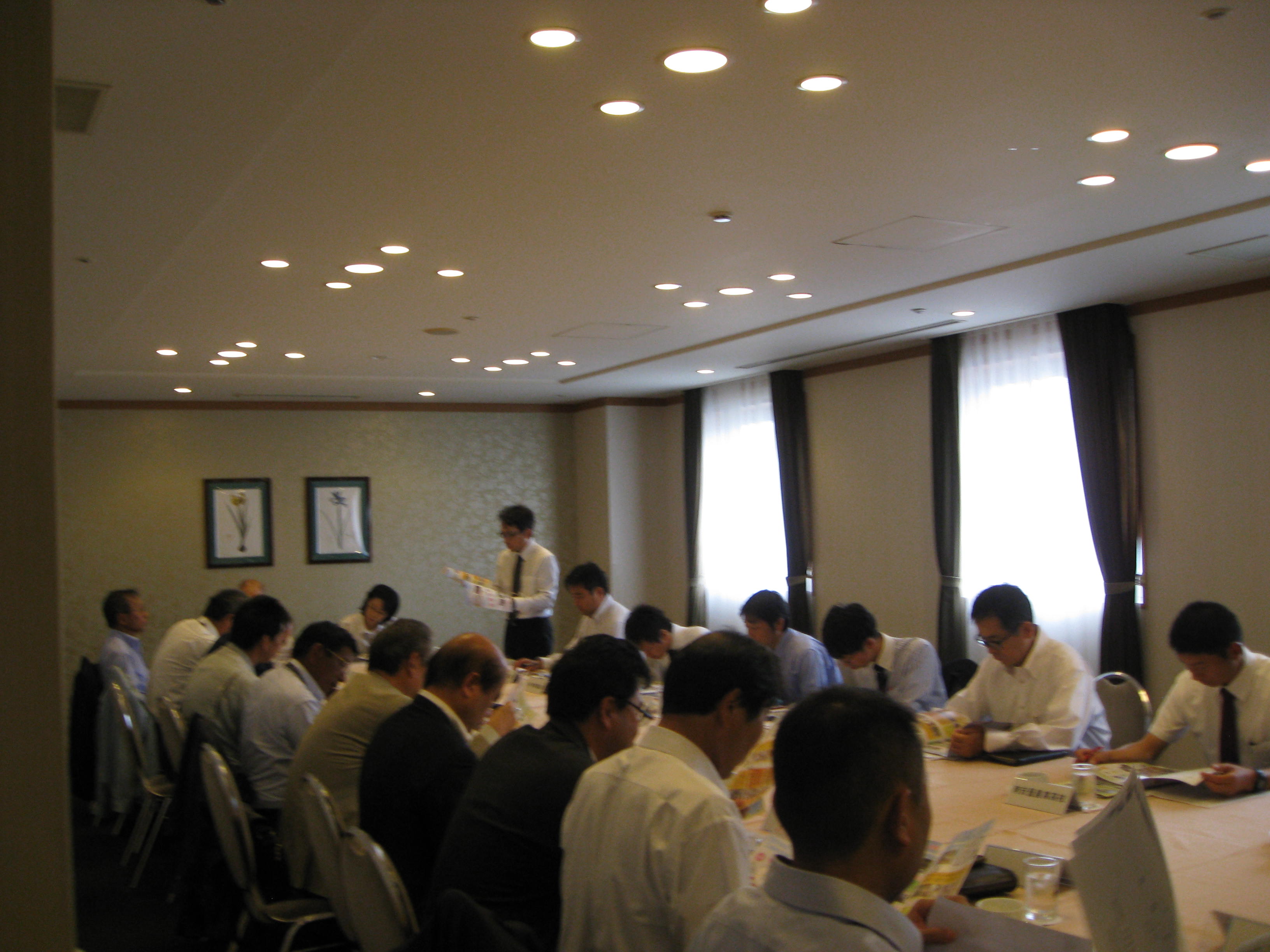 高校の先生方と懇談会を行いました。